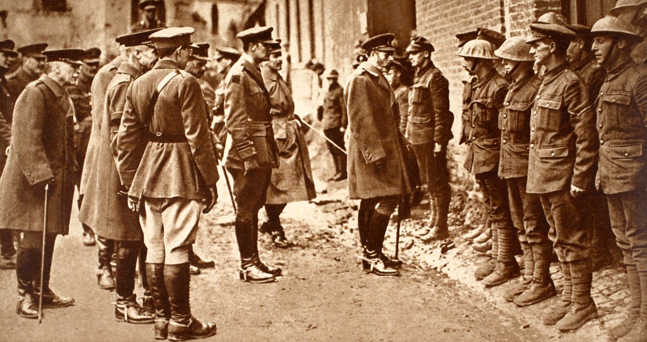 König George mit dem 7. Bataillon Sherwood Foresters nach Bullecourt, März 1918 von English Photographer