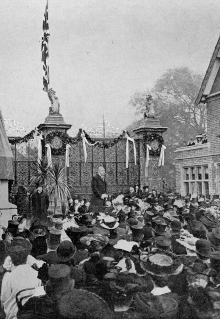Lord Clarendon hält seine Rede, aus einem Artikel mit dem Titel Ein Denkmal eines großen Lebens: Die Salisbury-Statue in Hatfield veröffentlicht in The Graphic, 27. Oktober 1906 von English Photographer