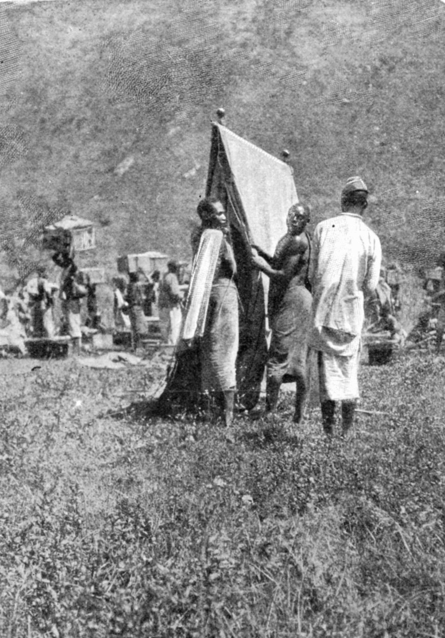 Lageraufbau am Ende eines Tagesmarsches, aus einem Artikel mit dem Titel Zu den Bergen des Mondes veröffentlicht in The Graphic, 27. Oktober 1906 von English Photographer