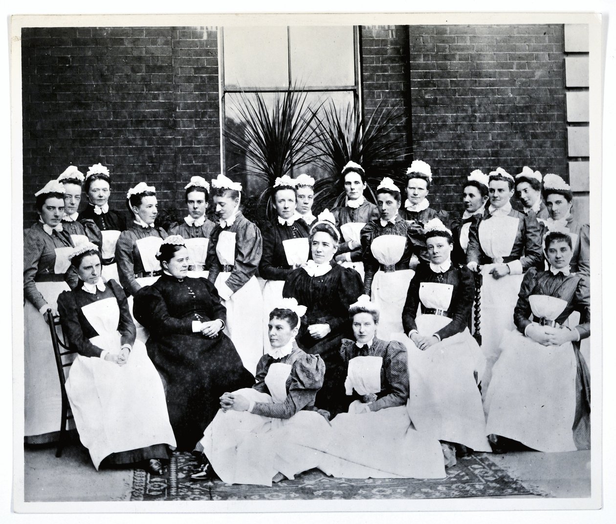 Miss Gordon, Miss Crossland und zwanzig Krankenschwestern und Schwestern von English Photographer