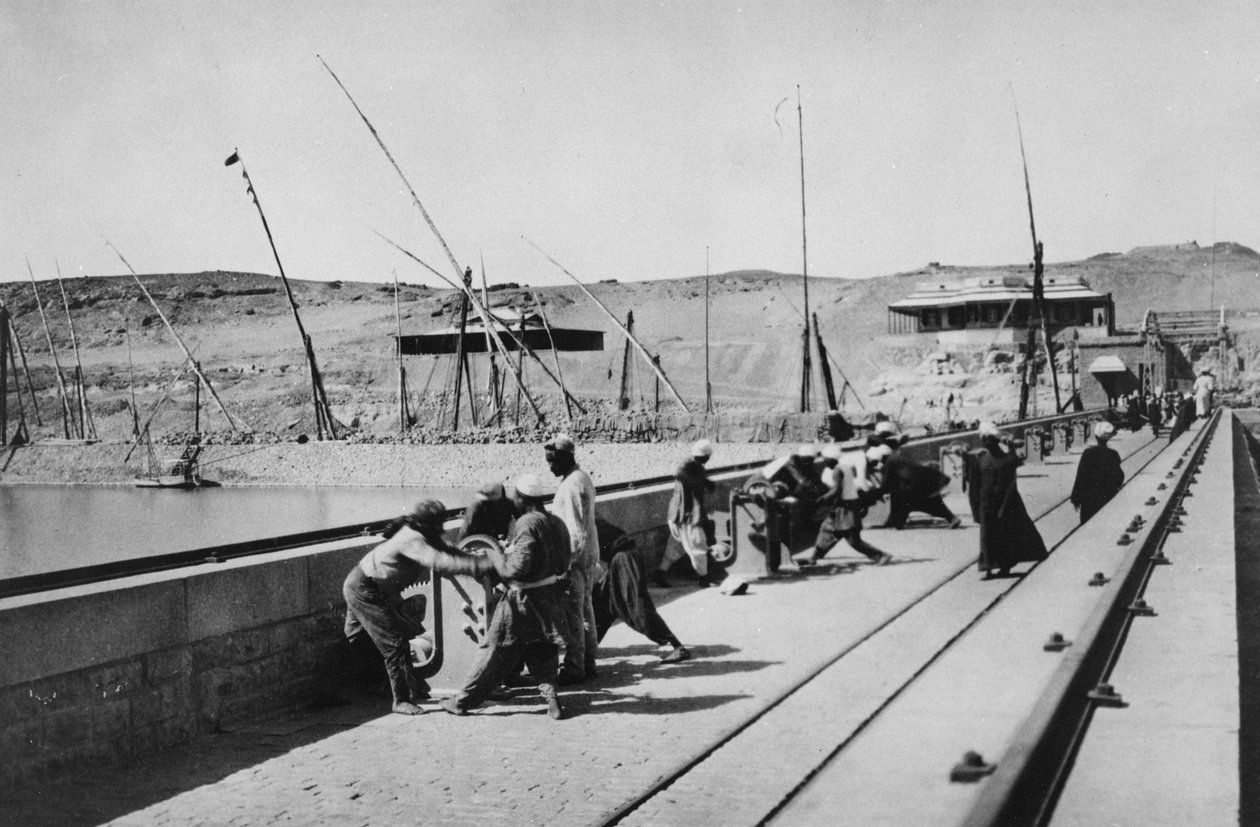 Öffnen der Schleusen am Nil-Damm, 1906 von English Photographer