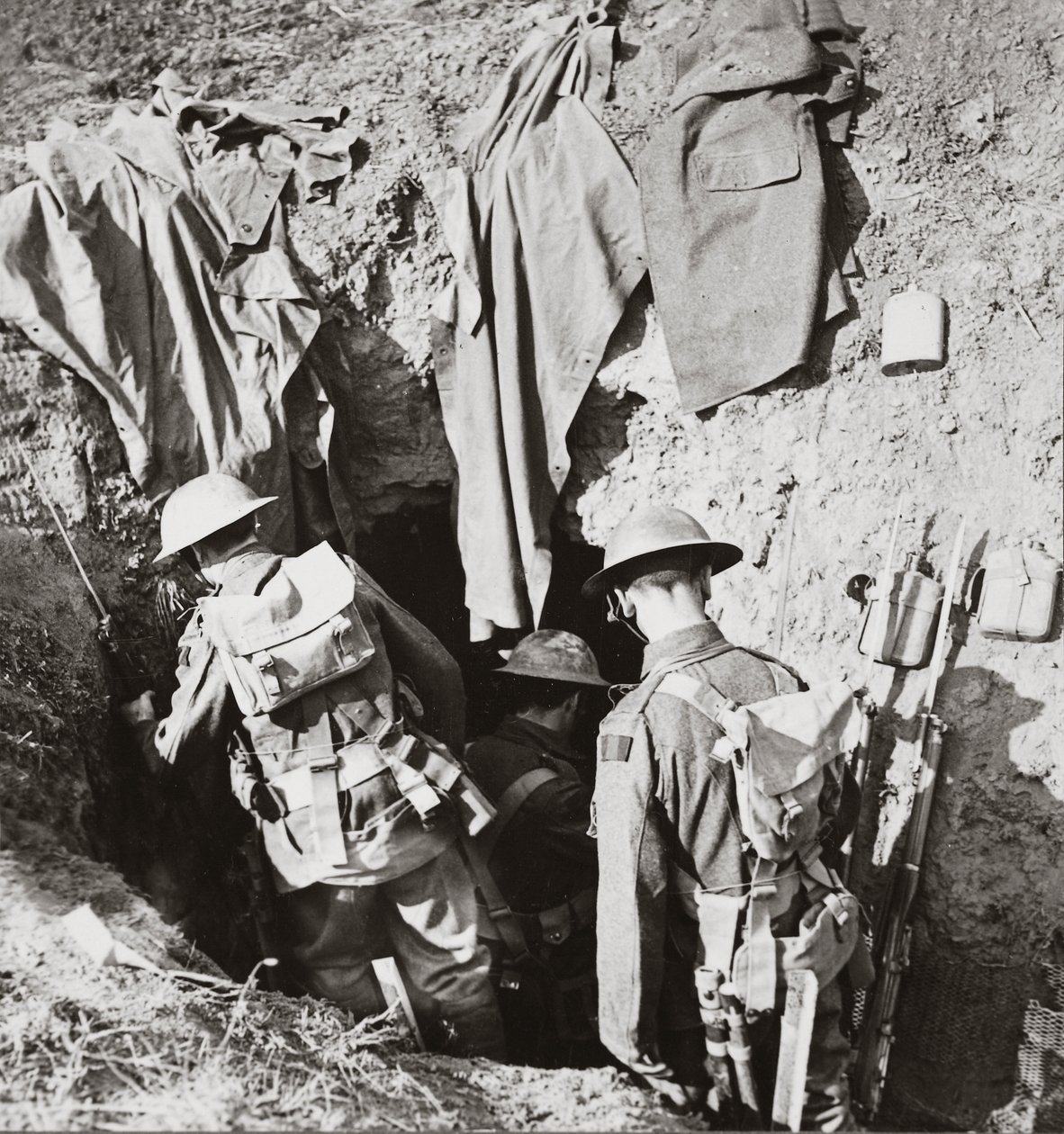 Unsere Truppen nutzen einen deutschen Unterstand, der im großen alliierten Vormarsch in Bayaume im August 1918 erobert wurde von English Photographer