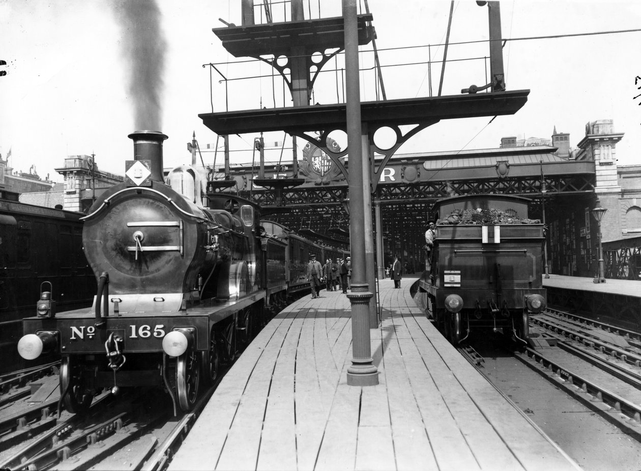 Bahnsteige am Bahnhof Charing Cross, 1913 von English Photographer