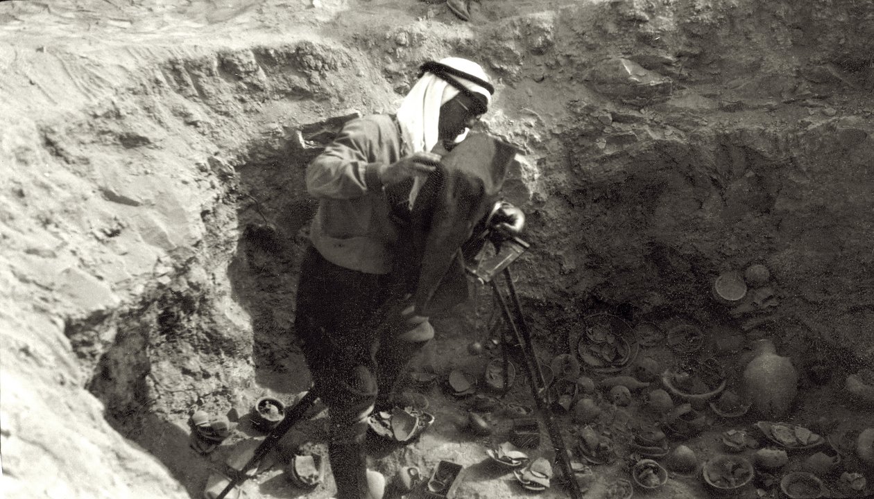 Professor John Garstang fotografiert zerbrochene Keramik in situ bei den Ausgrabungen in Jericho, 1930-36 von English Photographer