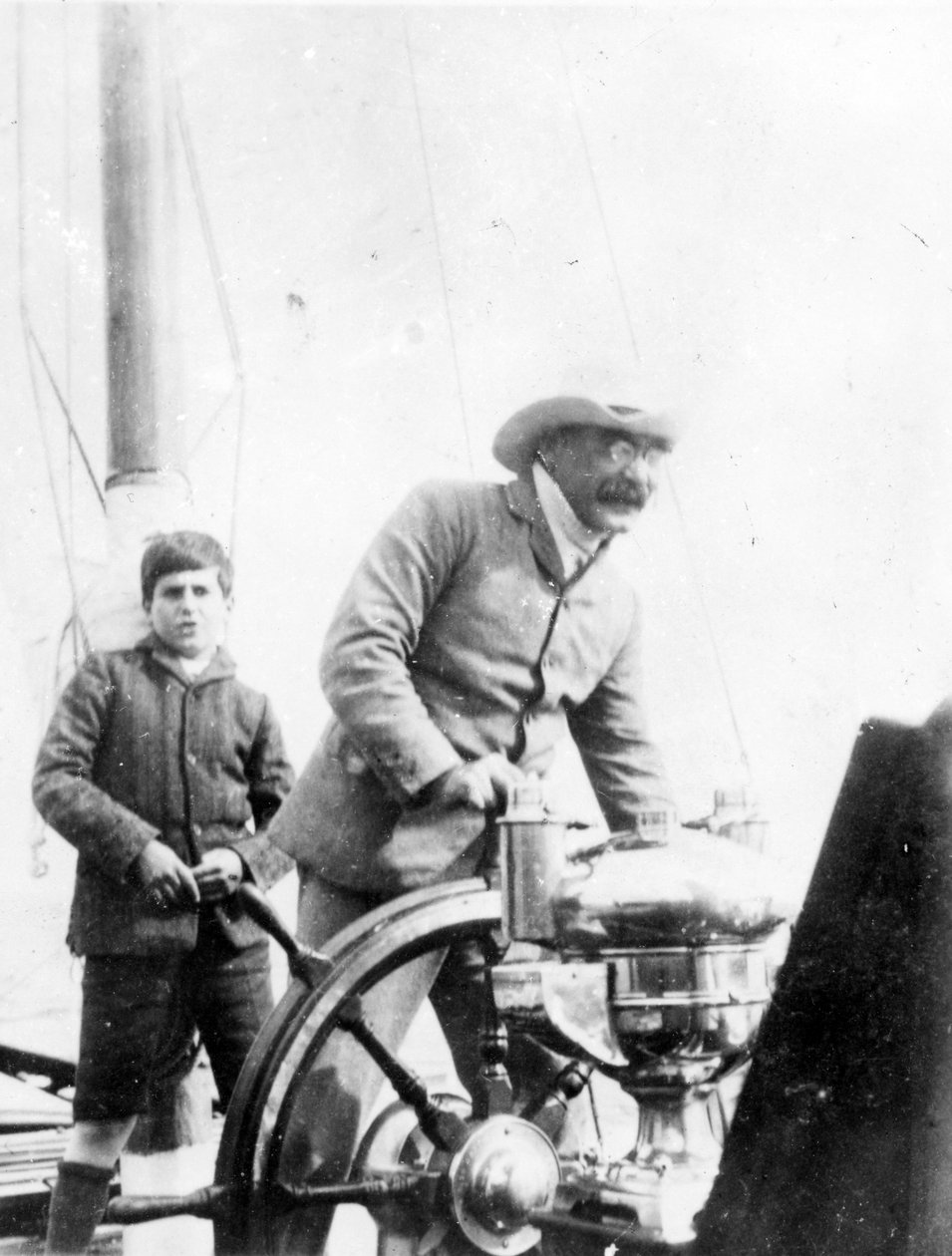 Rudyard Kipling und sein Sohn John auf der Yacht 