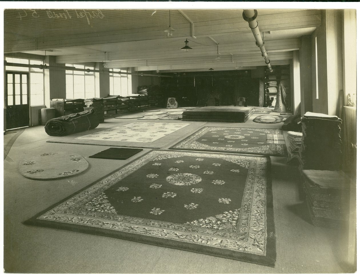 Ausstellungsraum für Anglo-Turkey-Webereien, Teppichfabrik, 1923 von English Photographer