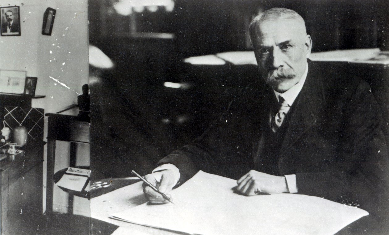 Sir Edward Elgar (1857-1934) bei der Arbeit an einer seiner Orchesterpartituren von English Photographer