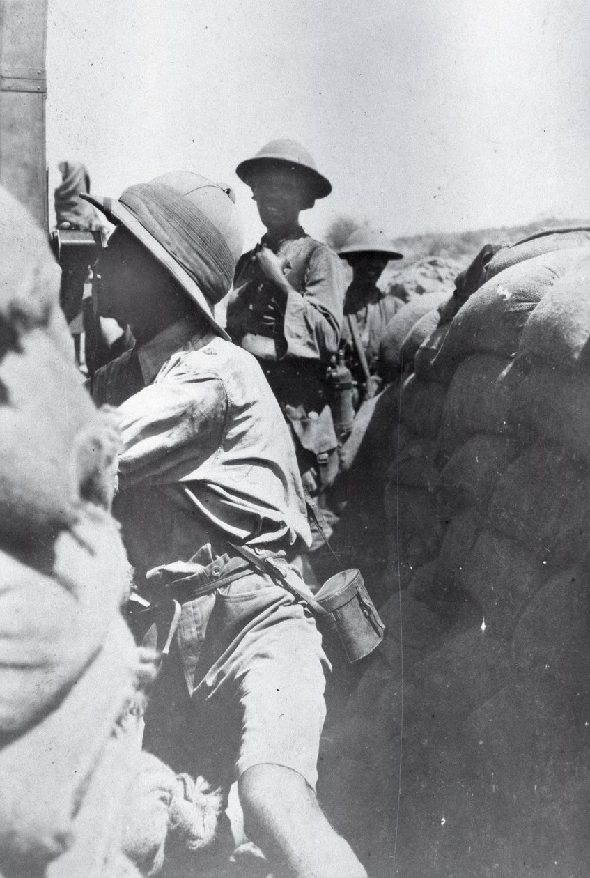 Soldat, der durch ein Schützengraben-Periskop schaut, aus einem Album zusammengestellt von Lt. Kindom von English Photographer