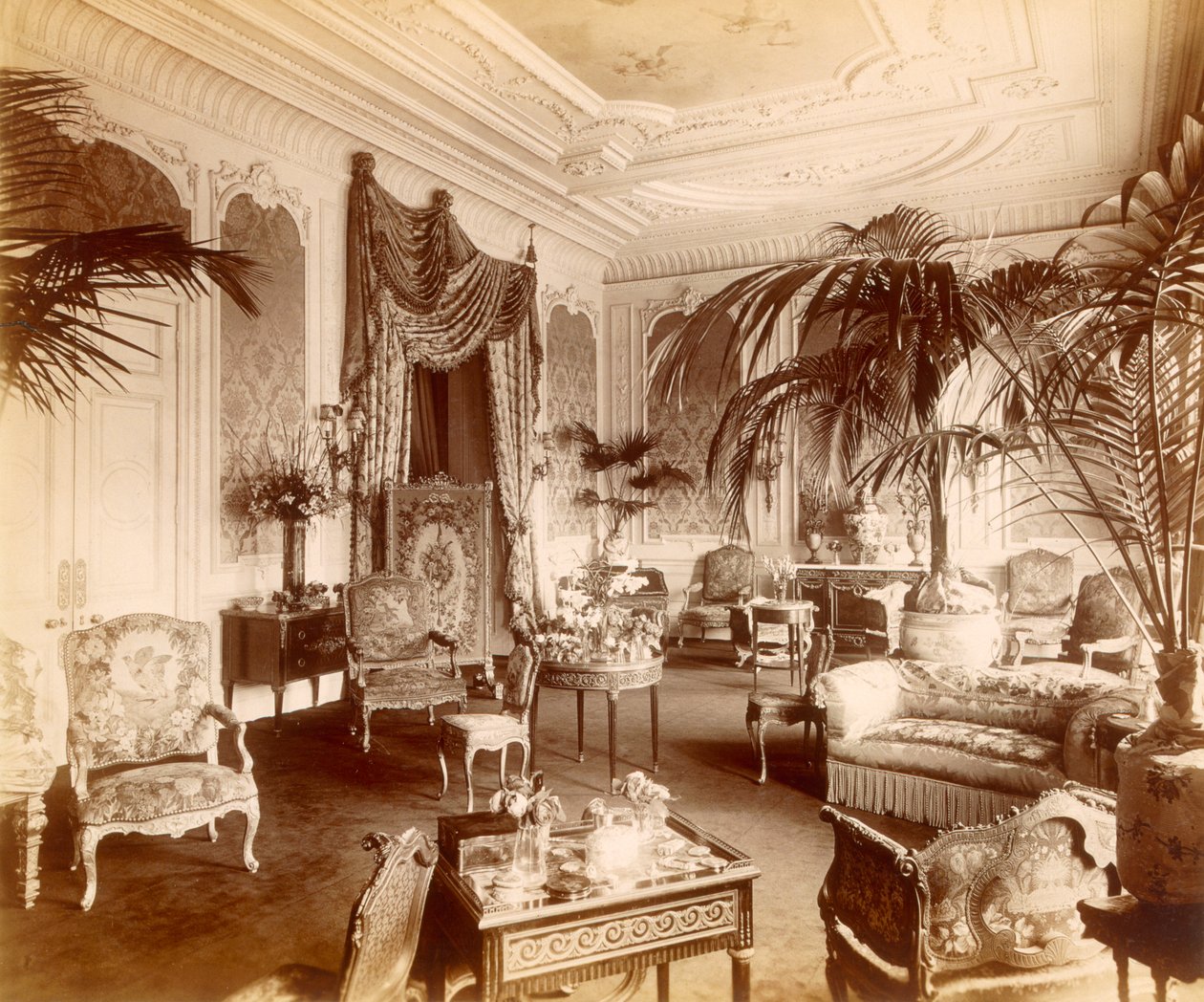 Das Wohnzimmer in der Grosvenor Place 17, London von English Photographer