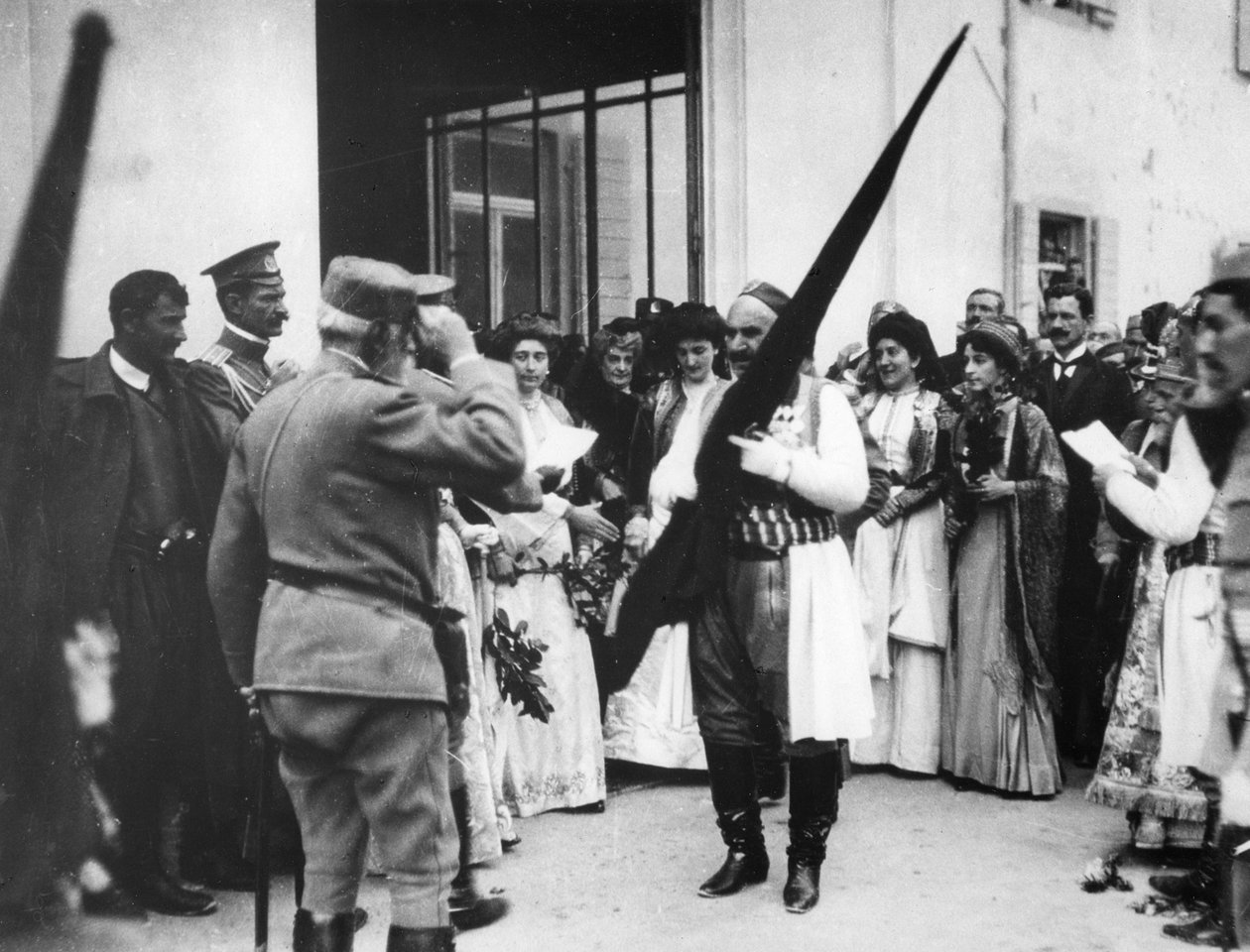 Der König von Montenegro mit einer türkischen Flagge, Cettinge, Montenegro, 1913 von English Photographer