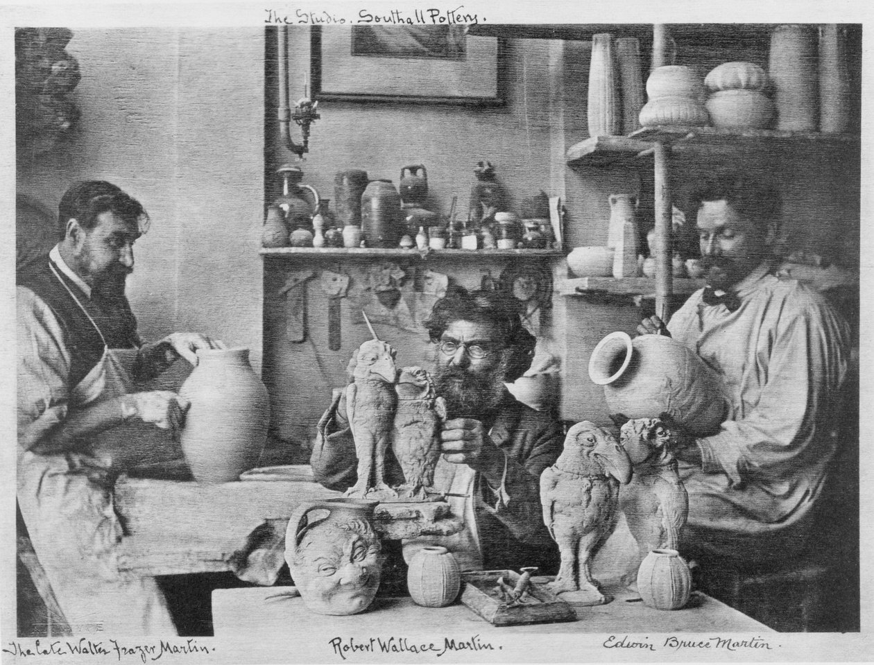 Die Martin-Brüder im Studio der Southall Pottery von English Photographer