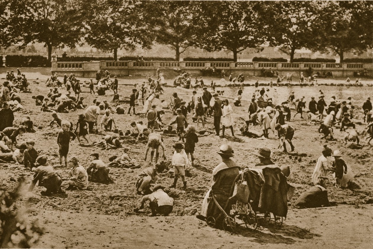 Der Strand ohne Meer: Sandburgen bauen, Bishops Park von English Photographer