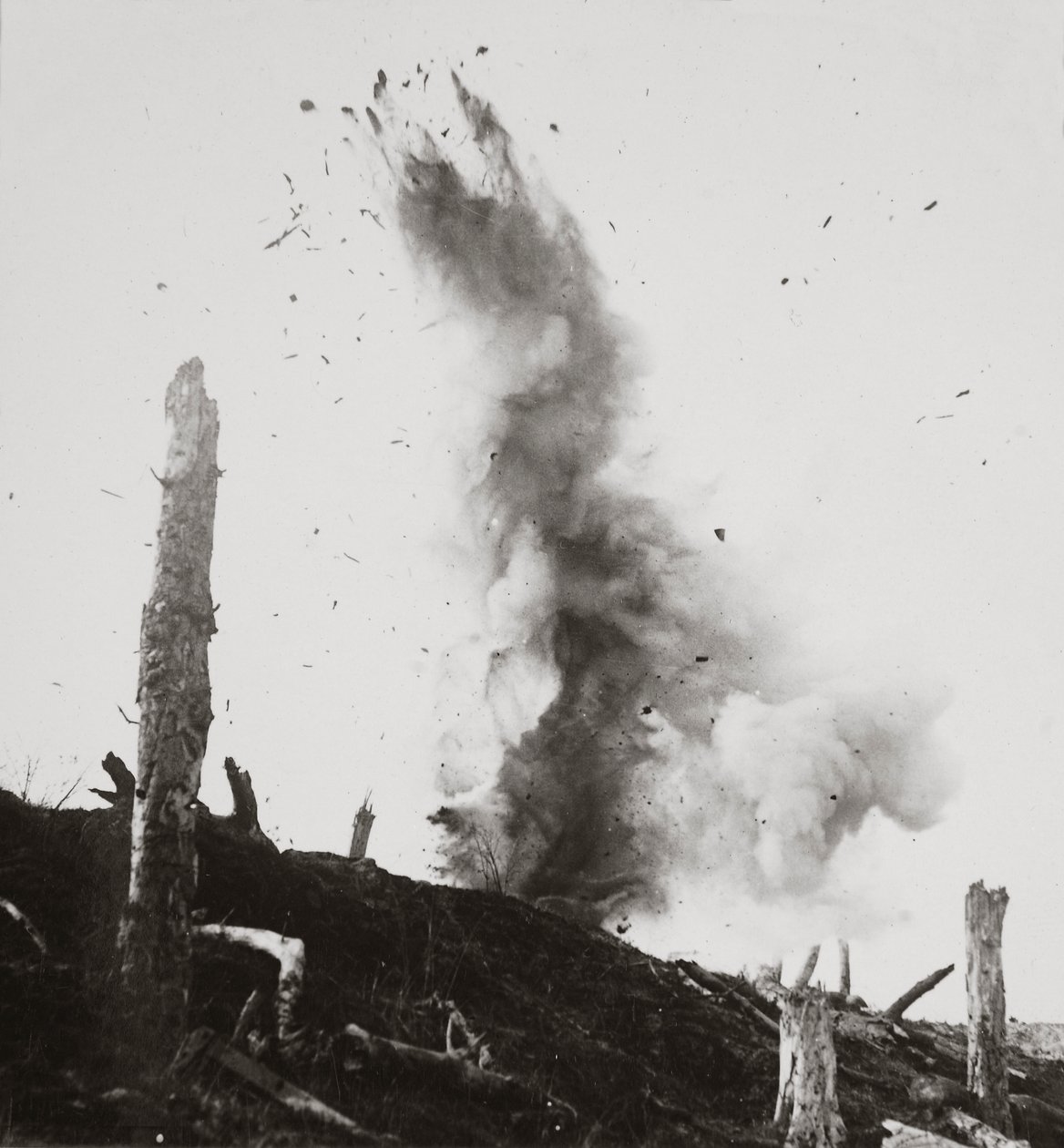 Das Bersten unserer hochexplosiven Granaten, dem nichts standhalten konnte, zerschmettert die deutschen Verteidigungen von English Photographer
