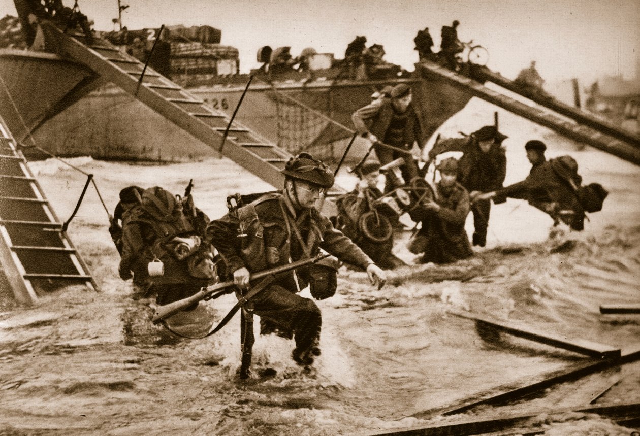 Die ersten britischen Truppen landen mit speziell entworfenen Landungsleitern. In der Mitte tragen Soldaten einen Roller, 6. Juni 1944 von English Photographer
