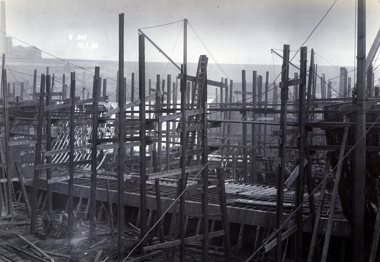 Der eisbrechende Zugfähren-Dampfer SS Baikal im Rahmen während des Baus durch Sir W.G. Armstrong Mitchell und Co. Ltd., in der Low Walker Werft, Newcastle upon Tyne, 1896, Yard Nr. 647 von English Photographer