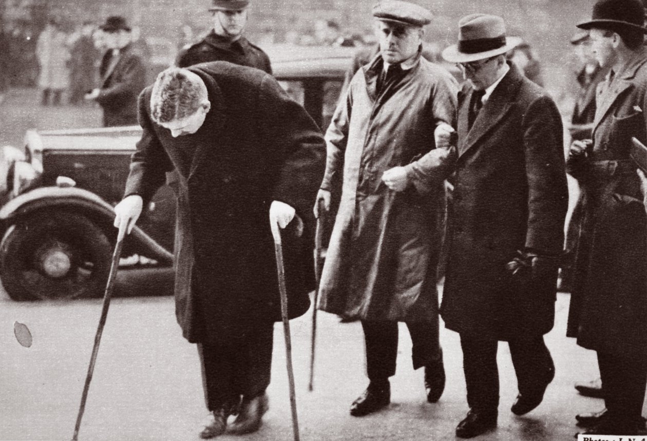 Weniger gehfähige Menschen vermeiden die Menschenmengen vor der Westminster Hall während der Aufbahrung von George V, 1936 von English Photographer