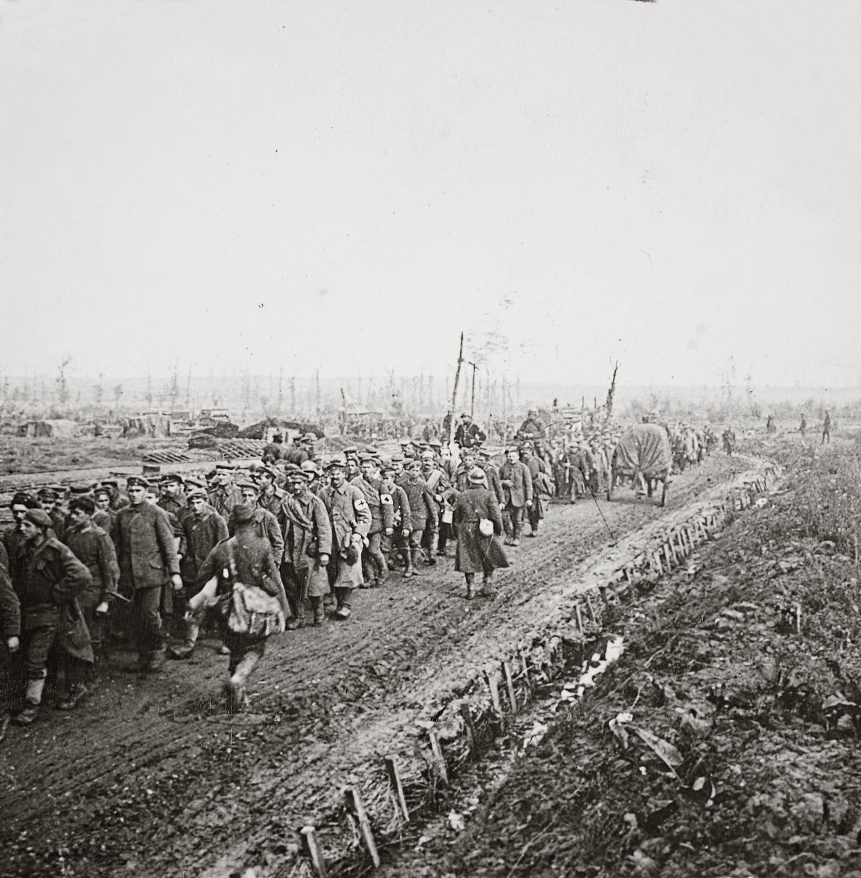 Tausende deutsche Soldaten wurden in der endgültigen Niederlage der deutschen Armeen an der Sambre 1918 gefangen genommen von English Photographer