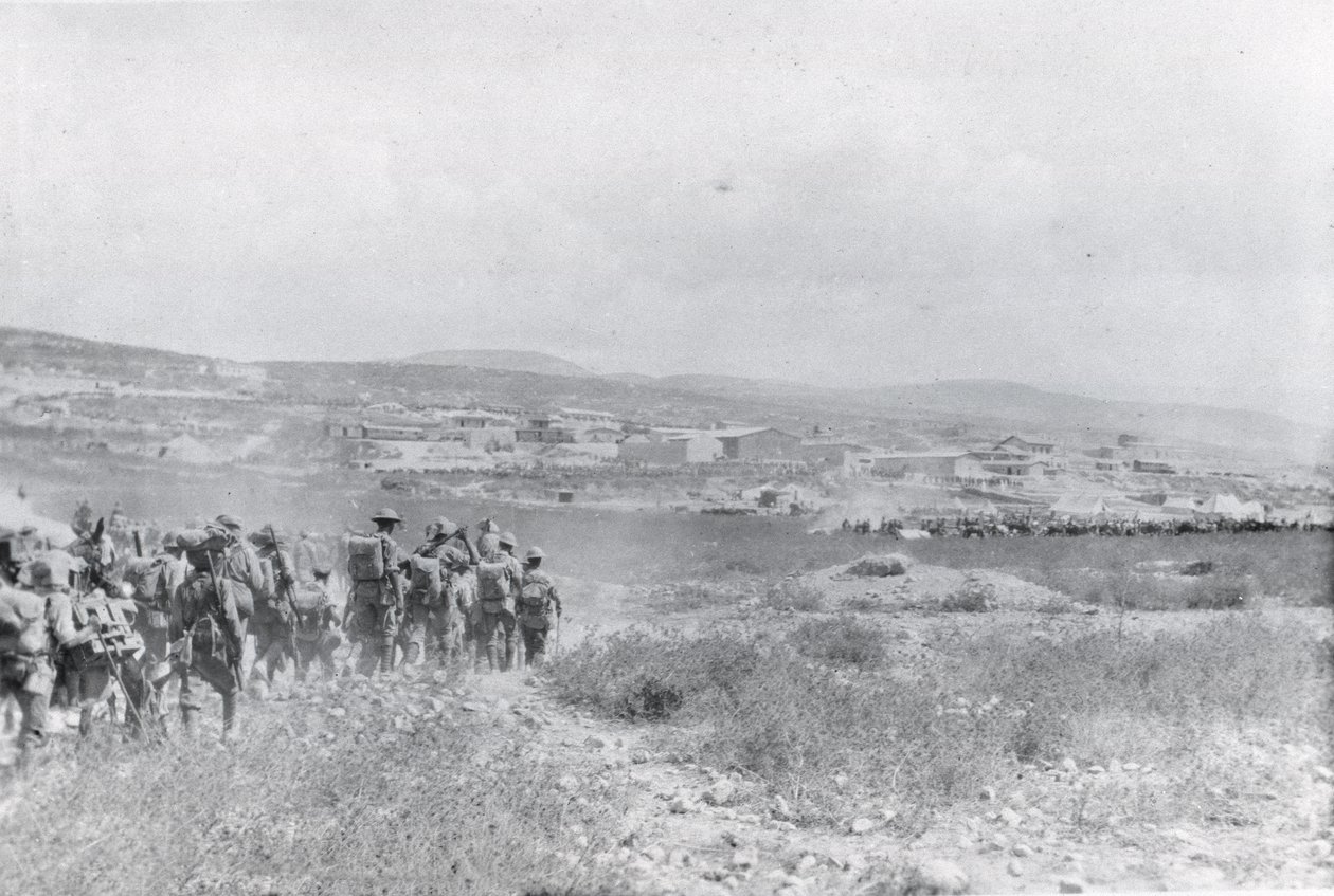 Truppen marschieren über eine Ebene in Mesopotamien während des Ersten Weltkriegs, aus einem Album von Lt. Kindom von English Photographer