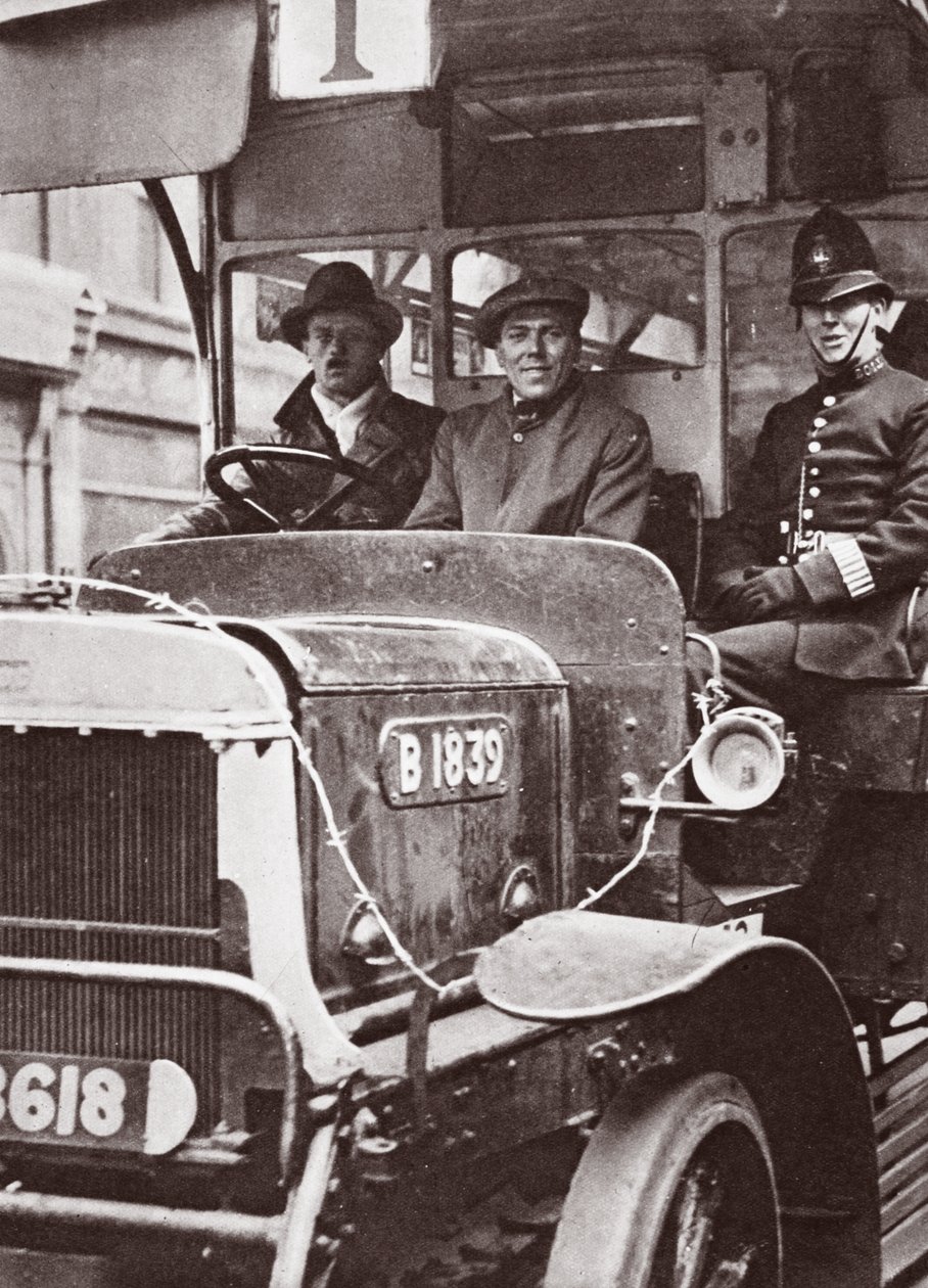 Freiwilliger Transport und deren Polizeischutz, Mai 1926 von English Photographer