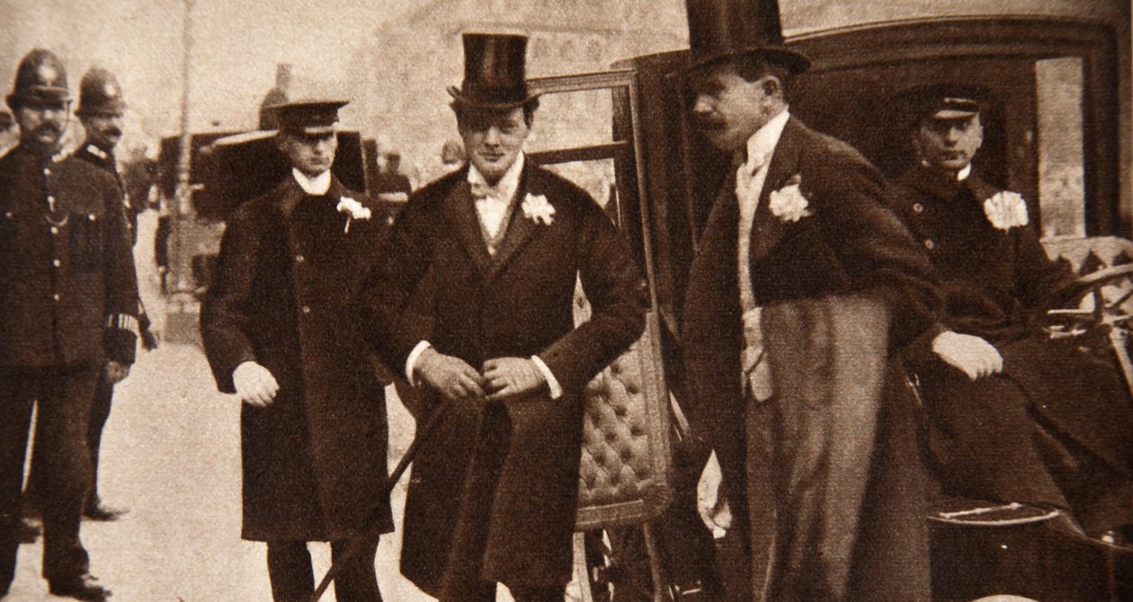Winston Churchill kommt an den Türen von St. Margaret