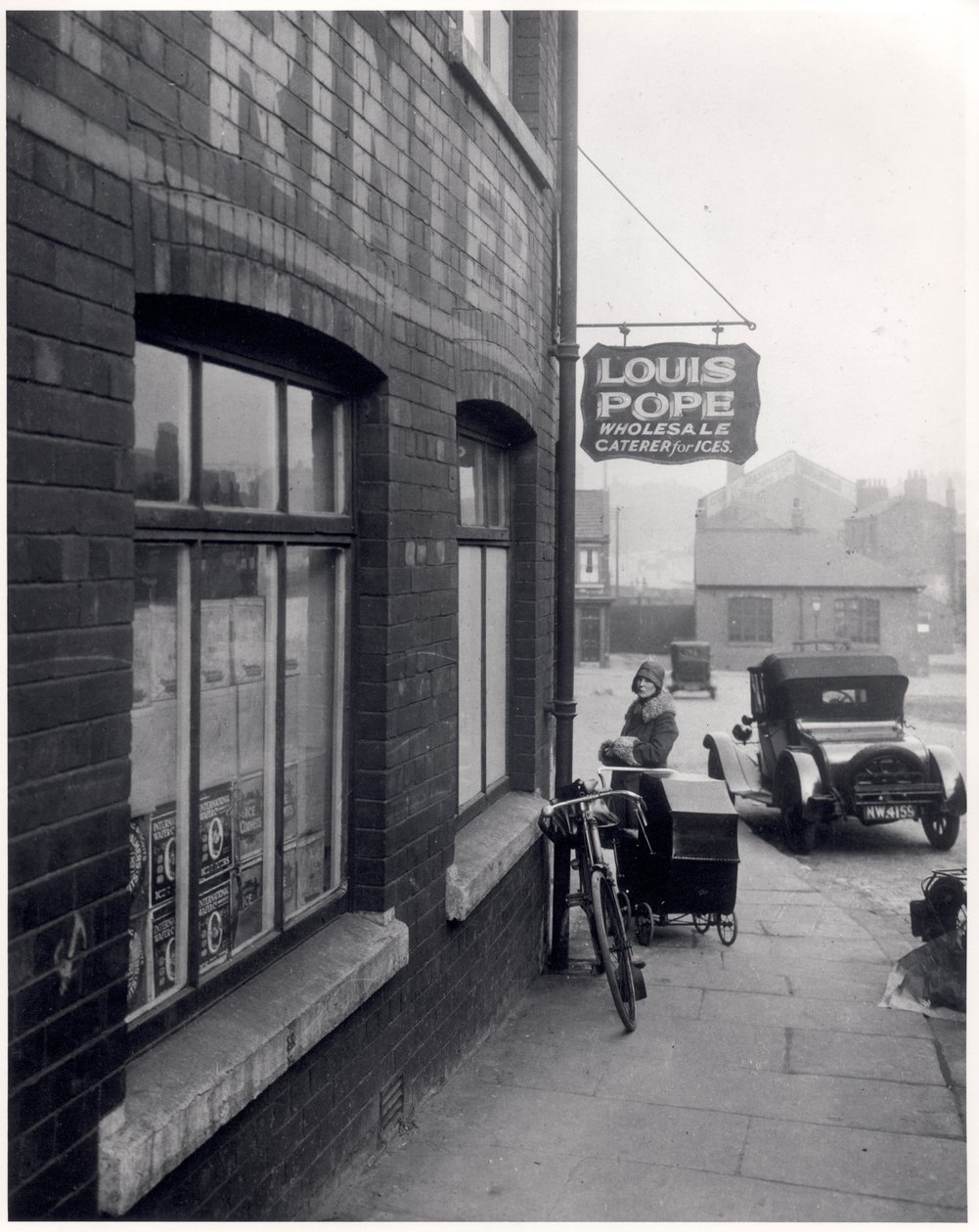 Frau mit Kinderwagen vor Louis Popes Geschäft, Lady Lane, Leeds, 1931 von English Photographer