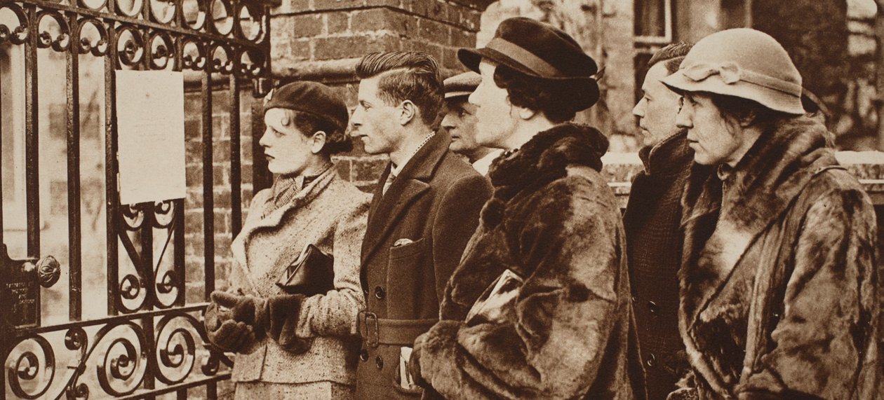 Frauen lesen besorgt Bulletins über die letzte Krankheit von König George, 1935 von English Photographer