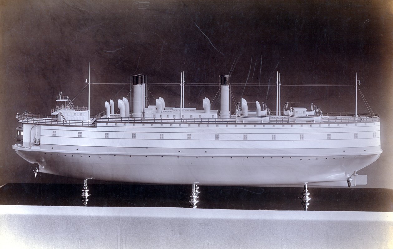 Yard Nr. 647, Baikal. Steuerbordseite eines Modells des eisbrechenden Zugfähren-Dampfers Baikal von English Photographer