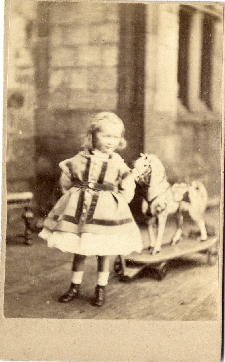 Junges Mädchen mit ihrem Spielzeugpferd zum Ziehen, 1860er Jahre (Albuminabzug) von English Photographer