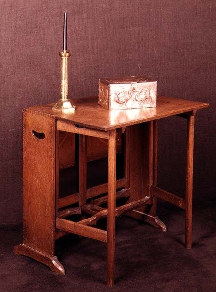 Arts and Crafts Tisch, Kasten und Kerzenständer, spätes 19. Jahrhundert von English School