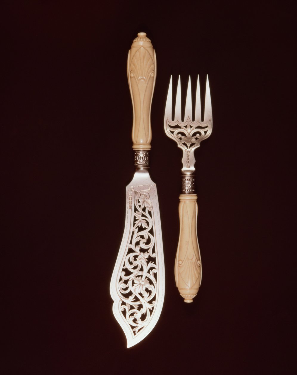 Fischbesteck mit geschnitzten Elfenbeingriffen von J.Whipple und Co., Exeter, 1880 von English School