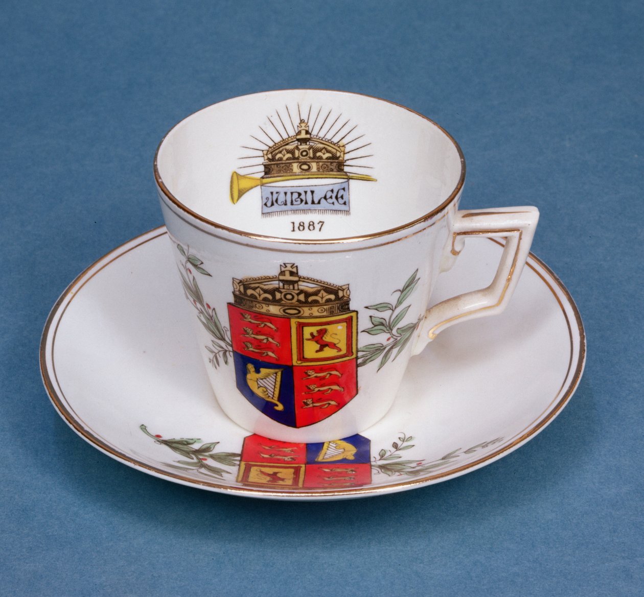 Plymouth-Porzellantasse und Untertasse zur Erinnerung an das Jubiläum von Königin Victoria, 1887 von English School