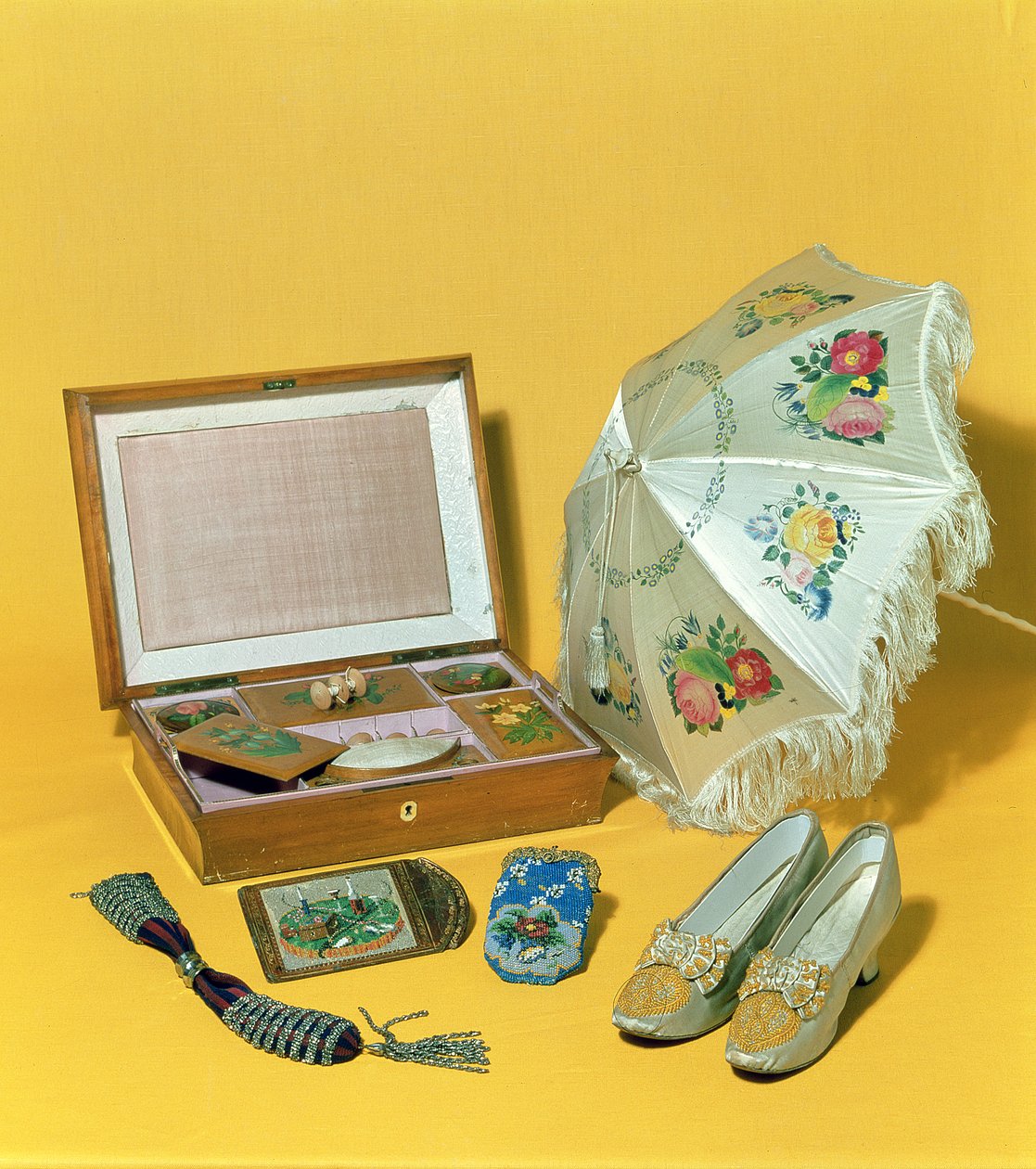 Viktorianischer Kutschenschirm, Perlenbeutel, Kartenetui und Schuhe von English School