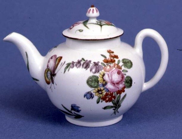 Worcester Teekanne von kugelförmiger Form, bemalt in polychromen Emaille mit Blumen und Insekten von English School