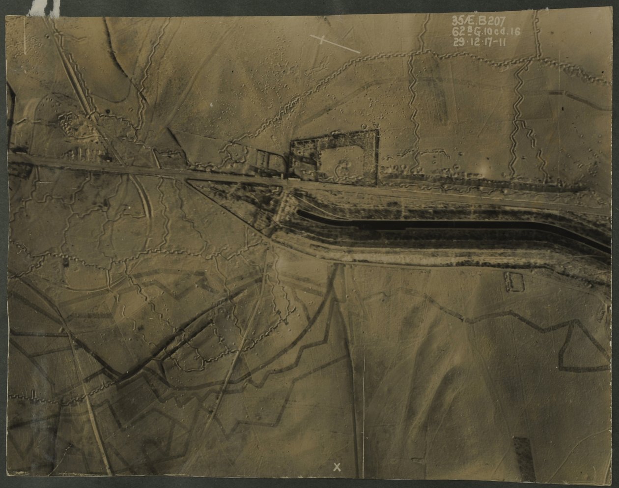 Luftaufnahme mit Schützengräben des Ersten Weltkriegs, 1917 von English Photographer