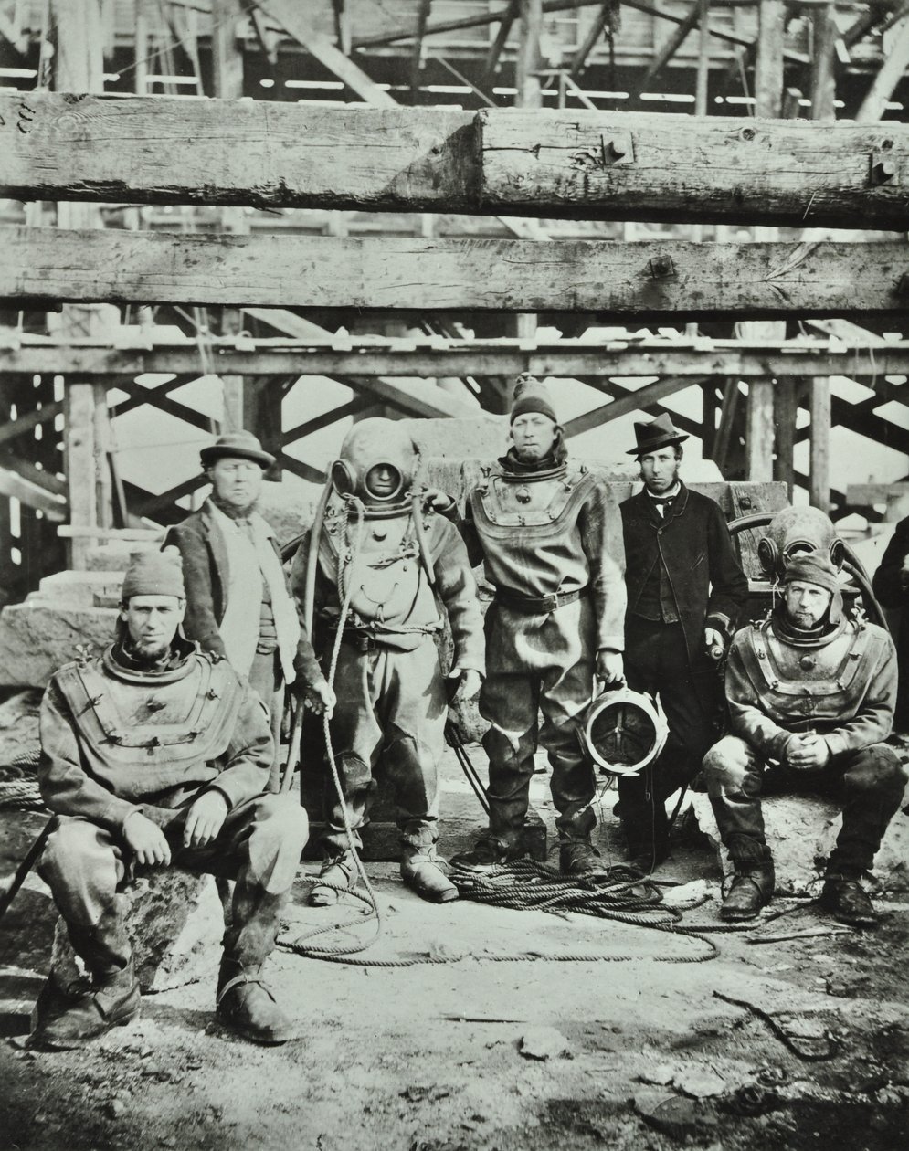 Blackfriars Bridge: Bauarbeiter posieren mit Ausrüstung, 1869 von English Photographer