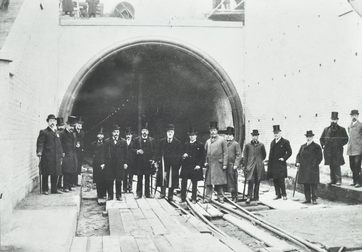 Blackwall Tunnel: Inspektion des unterseeischen Teils durch Würdenträger, 1895 von English Photographer