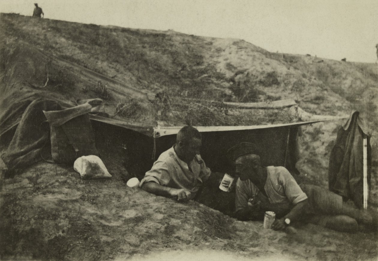 Britische Soldaten außer Dienst in einem Lager in Tel-el-Jemi, Palästina, Oktober 1917 von English Photographer