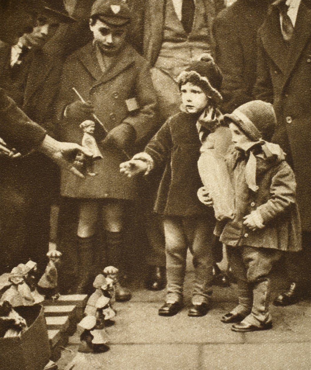 Kinder drängen sich um einen Straßenhändler, Holborn von English Photographer