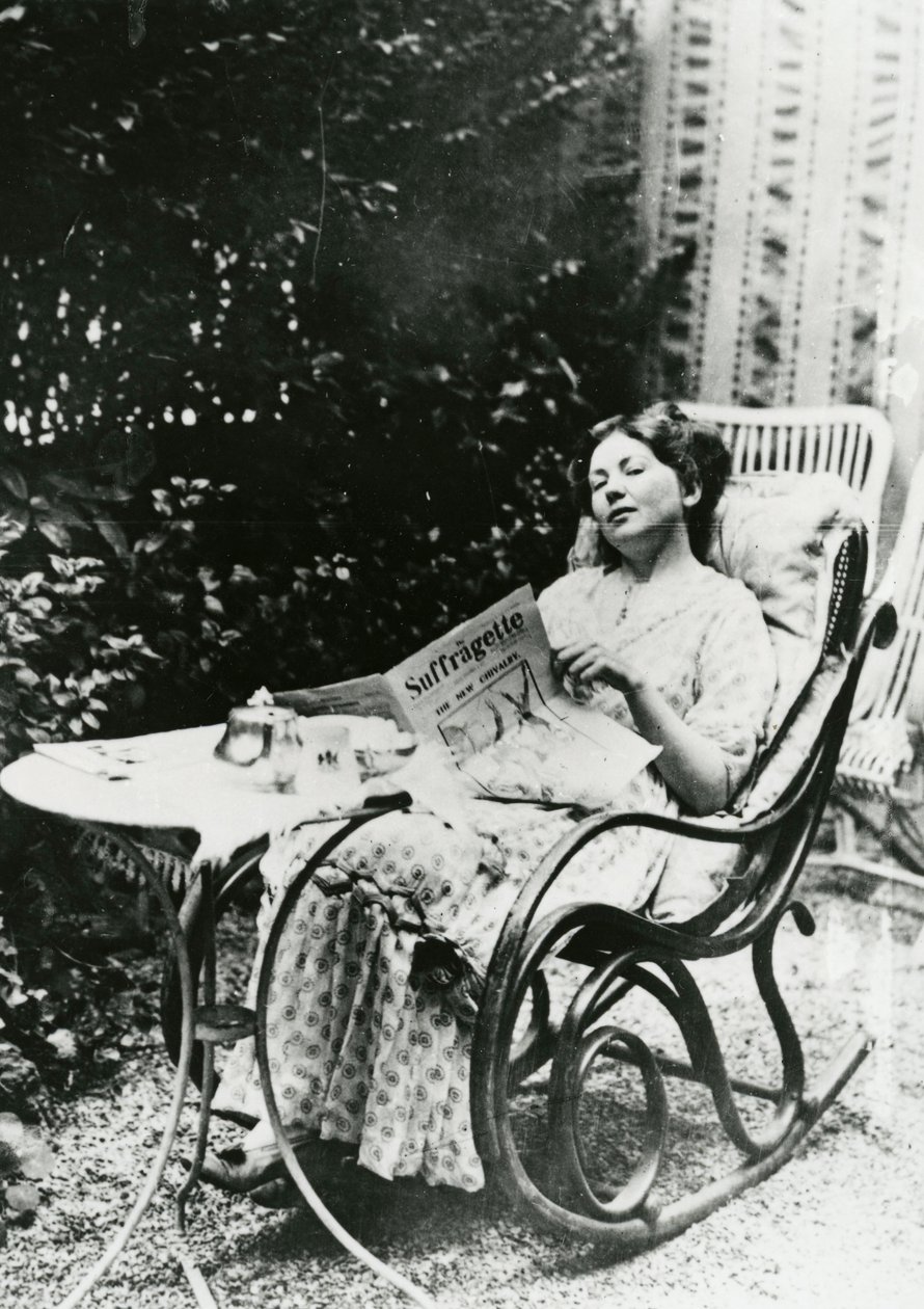 Christabel Pankhurst (1881-1969) liest eine Ausgabe von The Suffragette, ca. 1905-14 von English Photographer
