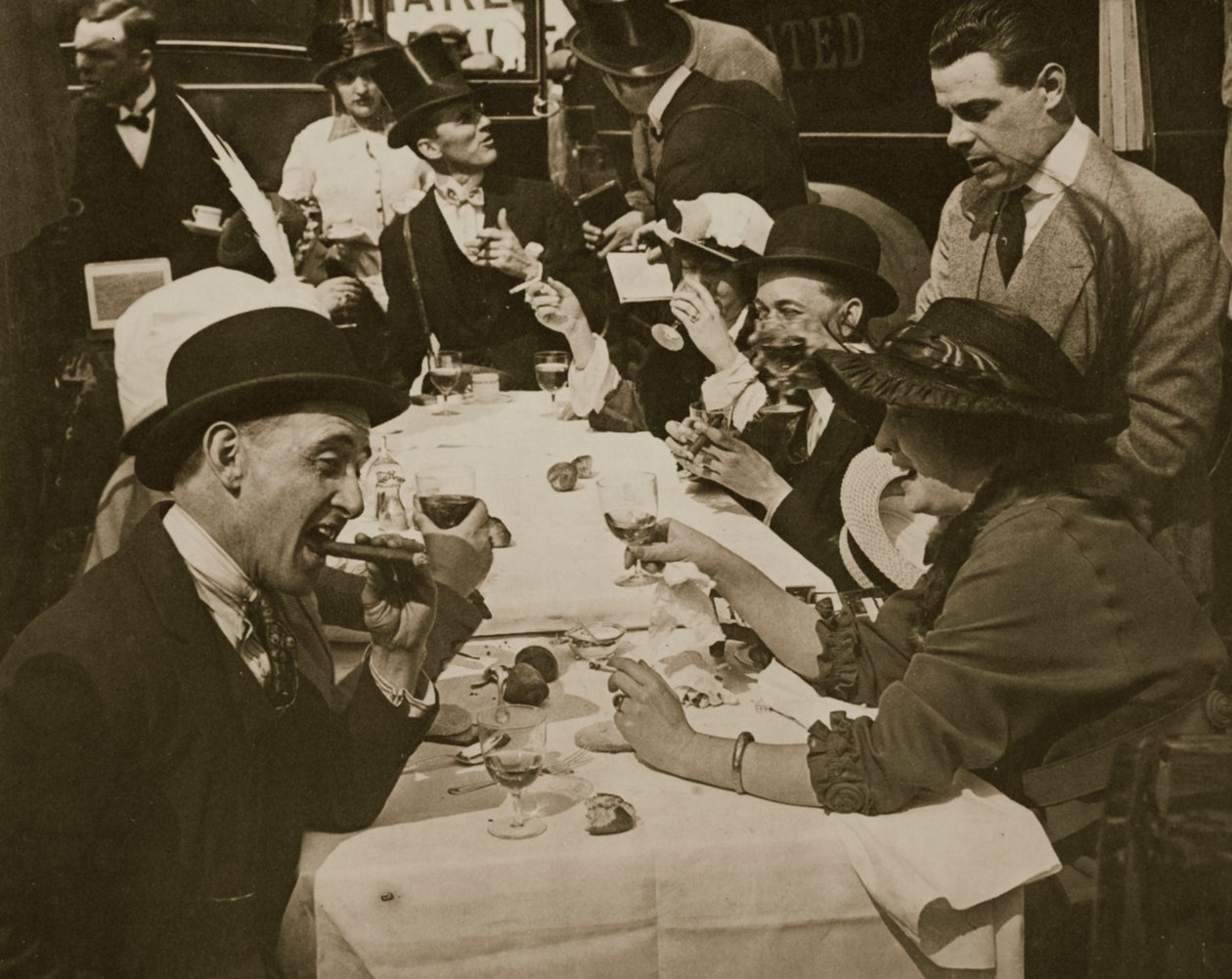 Derby Day Mittagessen, Druck von Horace W. Nichols, ca. 1910 von English Photographer