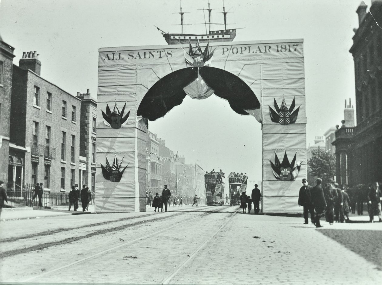 East India Dock Road: temporärer Torbogen, Victoria-Diamantenjubiläum, 1897 von English Photographer