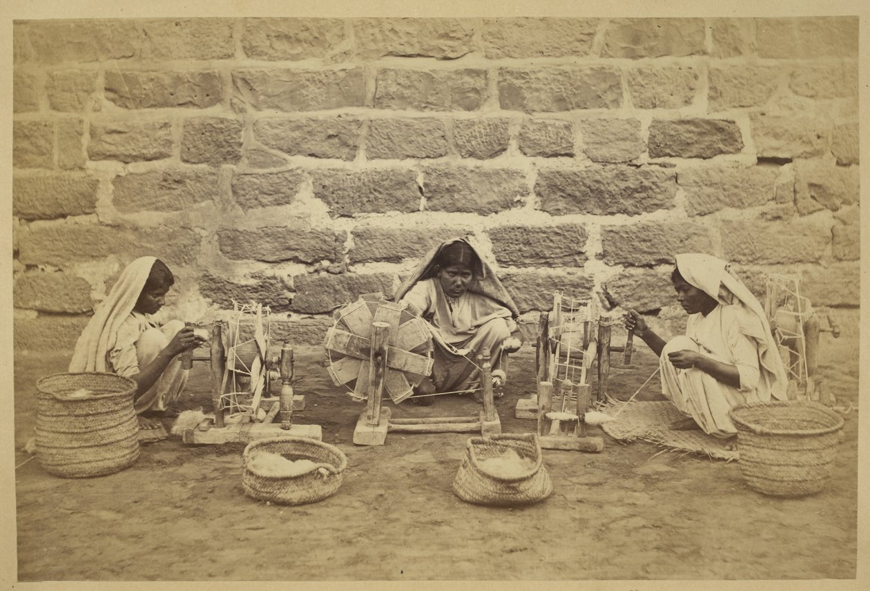 Weibliche Gefangene beim Baumwollspinnen im Gefängnis von Karachi. Fotograf: Michie and Company ca. 1873. 173 mm x 260 mm Archäologische Erhebung von Indien Sammlungen: India Office Series (Band 52). von English Photographer