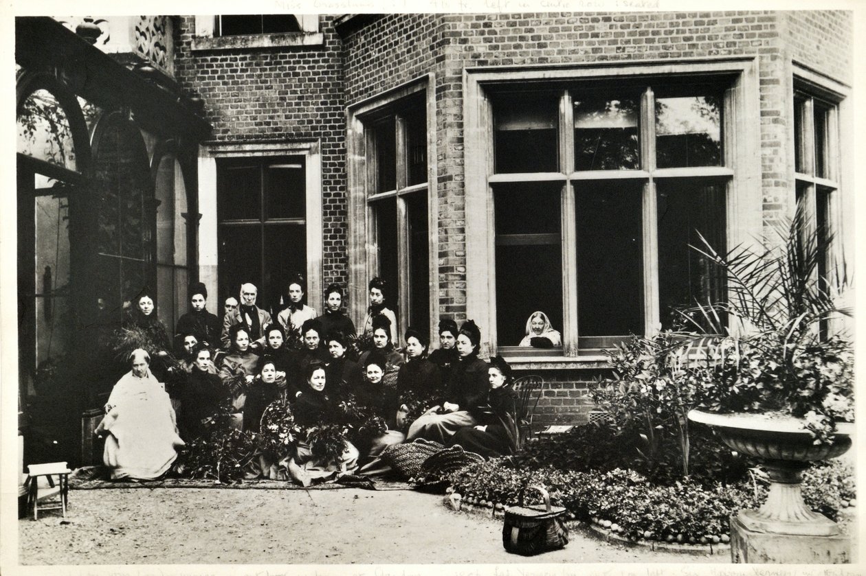 Florence Nightingale, Sir Harry und Lady Verney und Nightingale-Krankenschwestern im Claydon House, 1886 von English Photographer