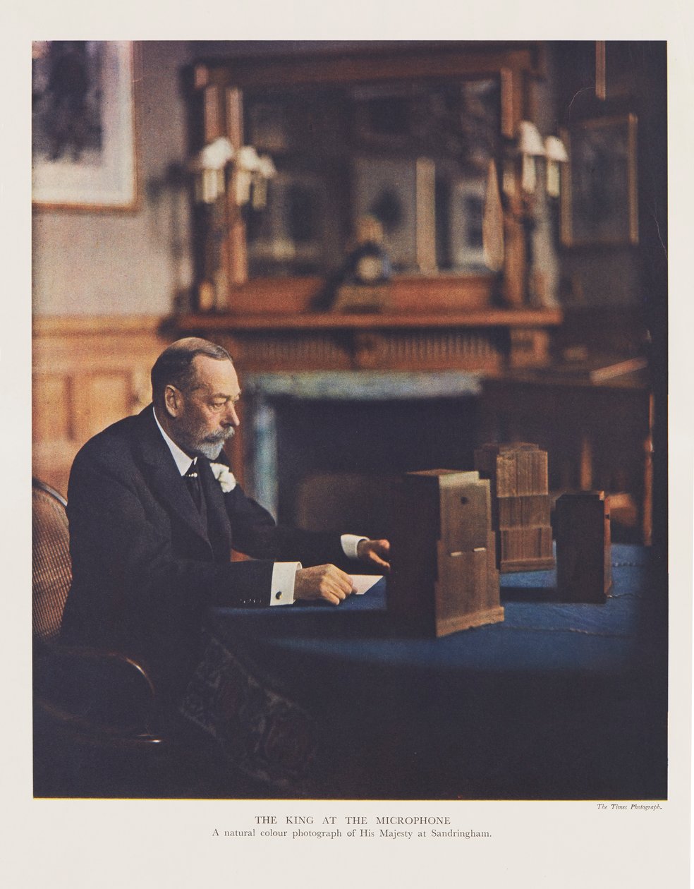George V. sendet seine Weihnachtsbotschaft an das Britische Commonwealth und Empire von English Photographer
