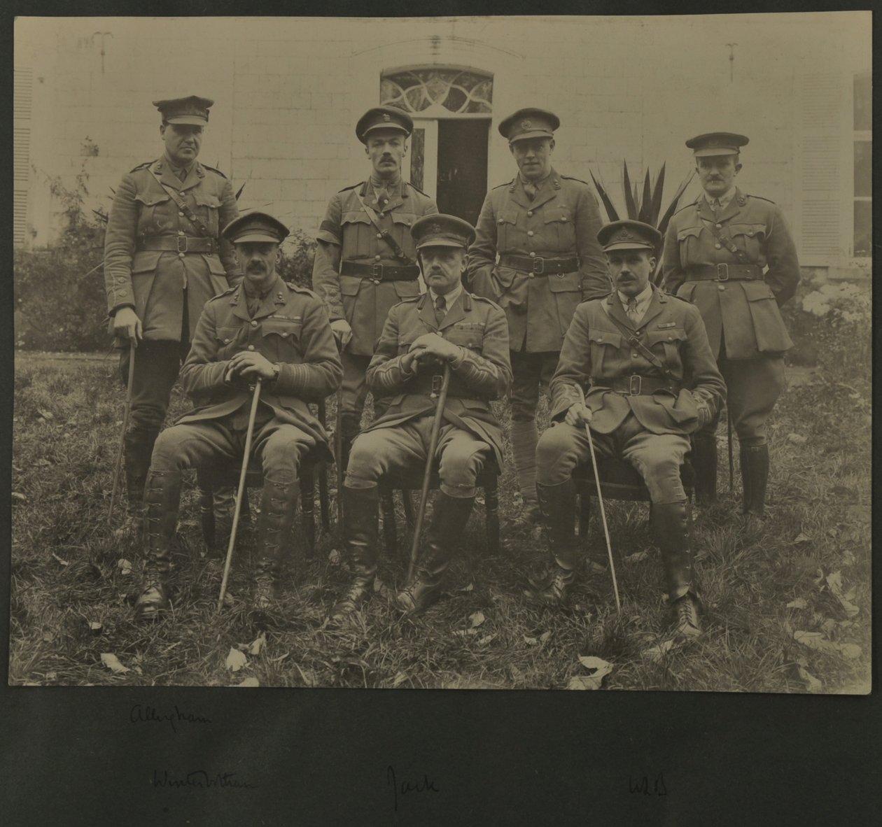 Gruppenporträt von sieben Männern in Militäruniform, 1914-18 von English Photographer