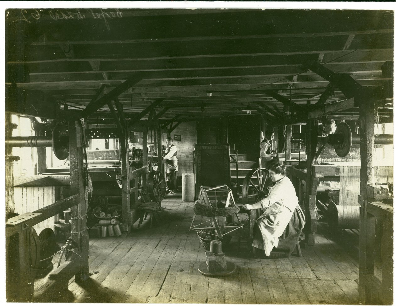 Handweberei, Hughes Fabrik Nr. 2, 1923 von English Photographer