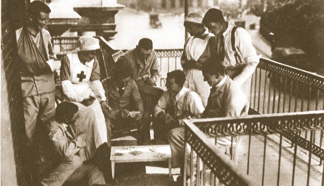 Glücklicher, glücklicher Verwundeter! Männer, die ihren Beitrag geleistet haben, genießen Heldenverehrung, aus The Illustrated War News, 21. Juni 1916 von English Photographer