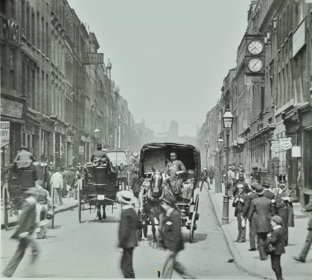 Hatton Garden: Blick nach Norden von Holborn Circus, London, 1895 von English Photographer