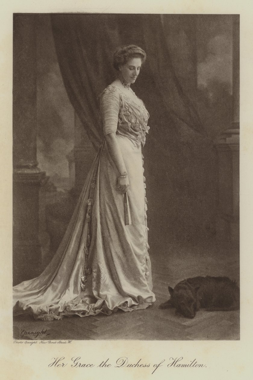 Ihre Gnaden die Herzogin von Hamilton (s/w Foto) von English Photographer