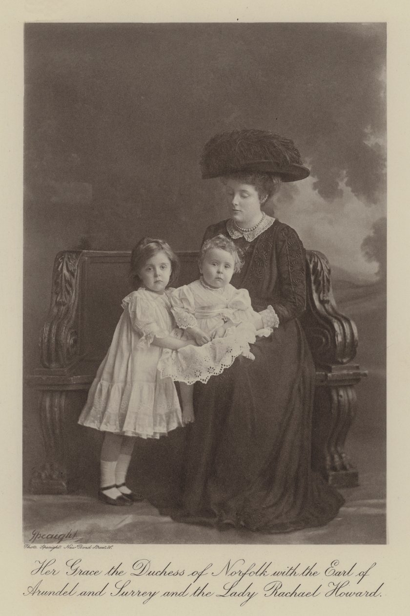 Ihre Gnaden, die Herzogin von Norfolk mit dem Earl of Arundel und Surrey und der Lady Rachael Howard von English Photographer